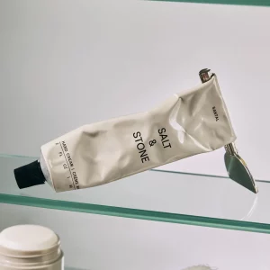 Salt & Stone drėkinamasis rankų kremas Santal & Vetiver